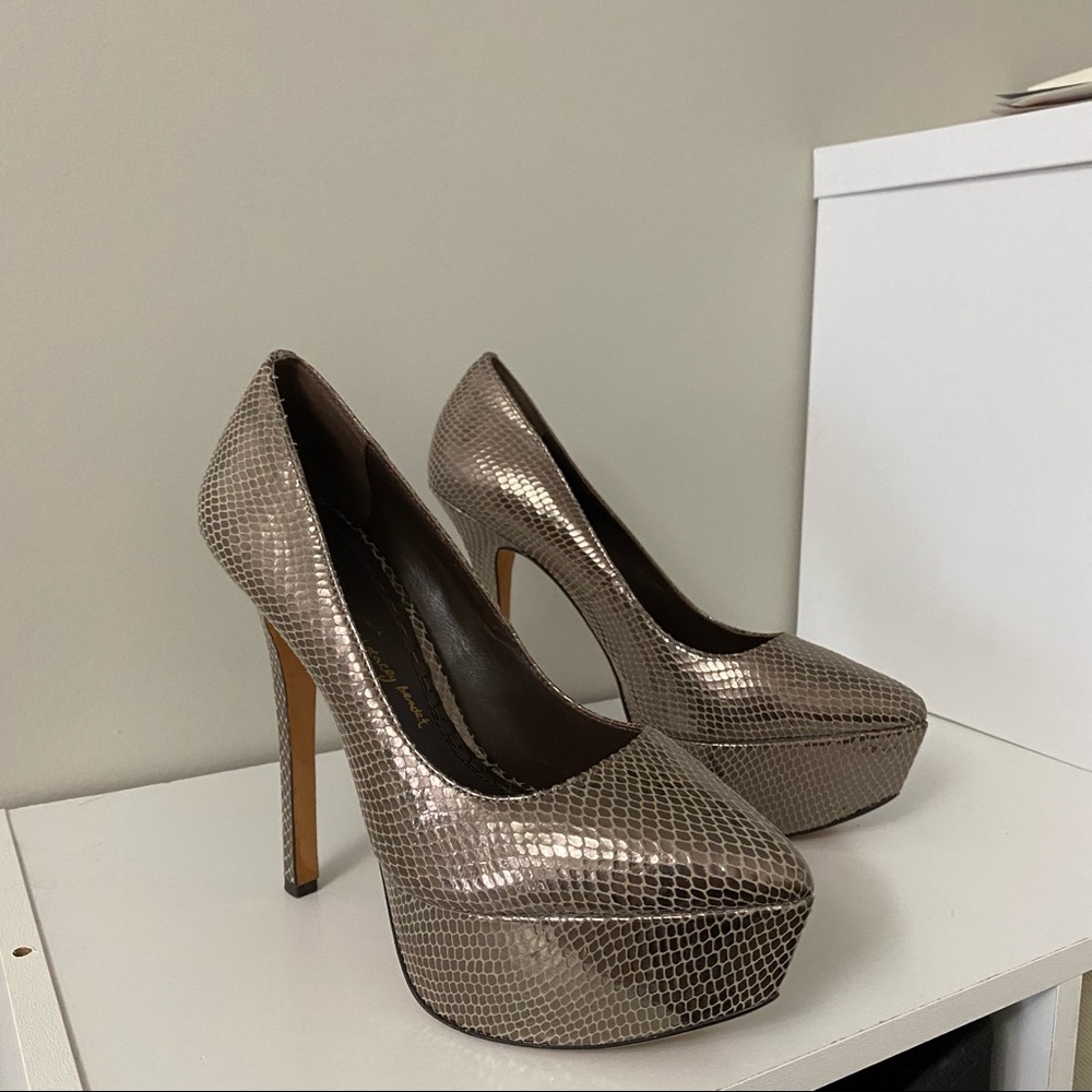 Alice + Olivia Larimore Metallic Snake Platform Heels 37 7 Pointed Toe